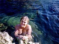 Фелiчita плавает в воде Черного моря